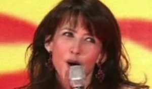 Sophie Marceau chante "La vie en rose" pour le nouvel an chinois - ZAPPING ACTU DU 31/01/2014