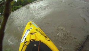 Surf en kayak sur la gave de Pau en crue