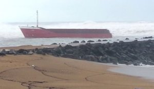 Tempête Petra : un cargo espagnol échoué sur la plage d'Anglet