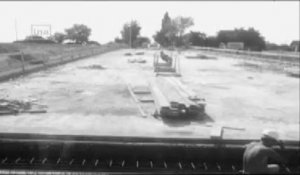 Robert Poujade a visité le chantier de la rocade Est à Dijon (1976)