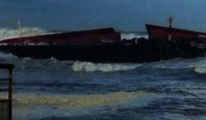 Anglet: images impressionnantes du cargo cassé en deux - 05/02