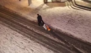 Des russes traînent leur pote ivre dans la neige