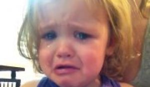 Cette petite fille pleure d'émotion quand elle entend la musique du mariage de sa maman!