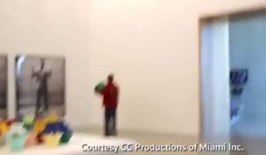 Breaking News WORLD Million dollar Ai Weiwei vase smashed - copie