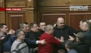 Coups de poing au Parlement ukrainien.