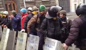 Kiev: Les opposants organisent le service d'ordre avec les moyens du bord