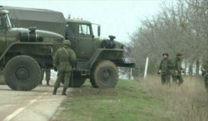 Des militaires sans drapeau bloquent la Crimée