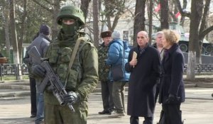 Des dizaines d'hommes armés prorusses entourent le parlement de Crimée
