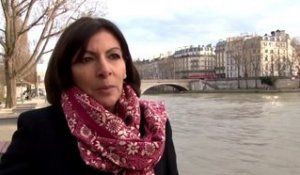 Municipales à Paris. Anne Hidalgo et ses "balades en amoureux en bords de Seine"