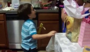 Un gamin adore les bananes : le cadeau qui fait plaisir!