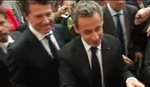 Bain de foule pour Nicolas Sarkozy à son arrivée à Nice - 10/03