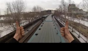 Un russe court sur le toit du métro