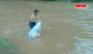 Traverser la rivière dans un sac plastique (Vietnam)