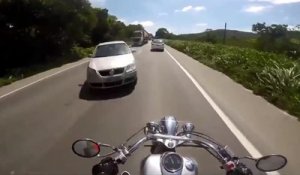 Un motard évite une voiture de justesse