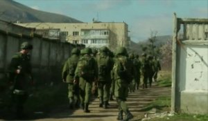 Les Russes encerclent les bases ukrainiennes en Crimée