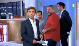 David Pujadas dans un sketch... pour démentir son départ du 20h