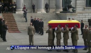 Les Espagnols rendent hommage à l'ancien président Adolfo Suarez