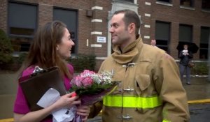 Un pompier demande une institutrice en mariage pendant un exercice de sécurité incendie!