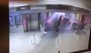 Un train déraille à chicago : catastrophe ferroviaire filmée par une caméra de surveillance