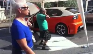 Un vieux danse comme un dingue sur un Show de Tunning! Taré...