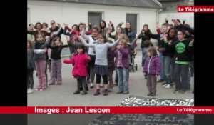 Mûr-de-Bretagne.  Parents en colère :  un flash-mob citoyen