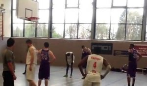 Basket - En Allemagne, il écrabouille son adversaire sur un alley-oop avec la planche !