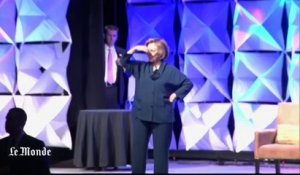 Hillary Clinton esquive un lancer de chaussures