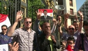 Paris: manifestation de pro-Morsi devant l'ambassade d'Arabie saoudite