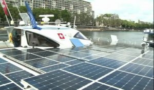 Le plus grand bateau solaire fait escale à Paris
