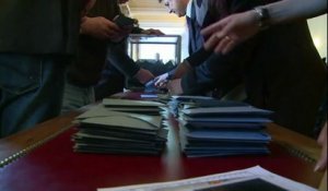 Municipales: dépouillement dans un bureau de vote à Carpentras