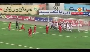 Football - En Iran, un remplaçant rentre sur le terrain et joue les gardiens de but
