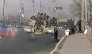 Des chars aux couleurs de la Russie dans l'est de l'Ukraine