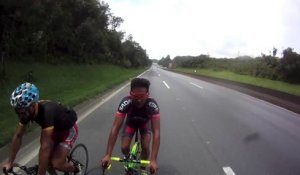 Deux cyclistes brésiliens roulent à 124 km/h sur l’autoroute