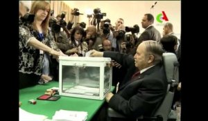 Présidentielle en Algérie: Bouteflika vote en fauteuil roulant