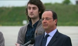 Ex-otages: Hollande salue "un jour de joie pour la France"