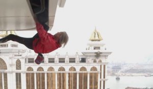 Le « Spiderman français » escalade un hôtel de Macao