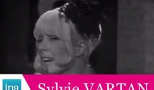 Sylvie Vartan chante "Gosse de Paris" (live officiel) - Archive INA