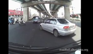 Conduire en Asie : compilation des pires accidents de voiture!