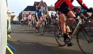 Steenvoorde : le départ de la course au championnat de France cycliste du clergé