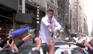 Les fans de Justin Bieber submergent sa sécurité