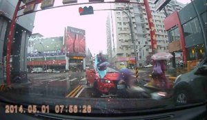 Une voiture percute un scooter à Taïwan