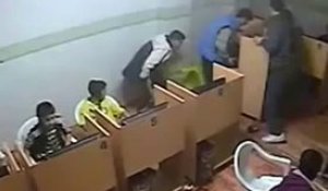 Un étudiant tombe de sa chaise en voulant tricher sur son voisin !