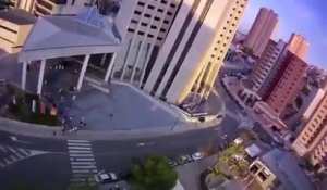 Il saute de l'ascenseur d'un immeuble avec une GoPro