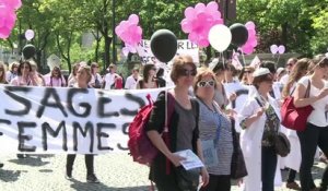 Les sages-femmes manifestent à Paris