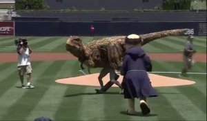 Un T-Rex joue au base-ball et fait le premier lancé!