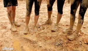 Bain de boue géant pour les participants au "Mud Day"