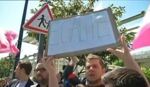 "Ce que soulève la jupe" : des membres de la "Manif pour tous" font face à des lycéens à Nantes