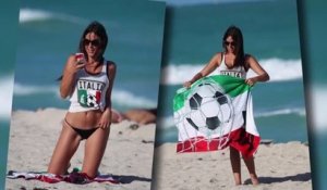 Le mannequin italien Claudia Romani est patriotique à la plage à Miami