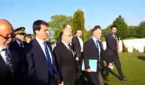 Le Premier ministre inspecte le cimetière britannique de Bayeux