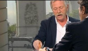 Bové refuse l'accord de libre-échange et pose un poulet français sur la table - 22/05